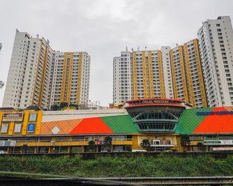 Homey And Serene 2Br At Great Western Resort Apartment - Tangerang City - Building