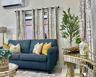 Charming 2 bedroom near Adventure Park & 7 Mile Beach, WiFi + AC in Negril - Negril - Pokój dzienny