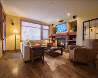 Spacious Chalet at the Base of Red Mountain - Rossland - Living room