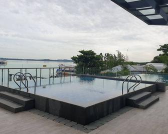 CozyHomes at One Residence Batam - Batam - Pool