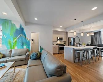 Artistic Modern 2bed/4bath w/ Private Rooftop!! - Denver - Living room