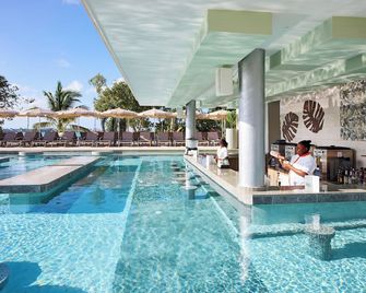 هوتل ريو نيجريل - عامامل جميع الخدمات - نيغريل - حوض السباحة