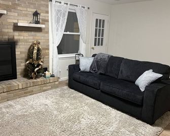 Cozy home just a few minutes from the heart of Oxford and Miami University! - Oxford - Вітальня