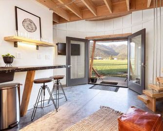 Clark Farm Silos #5 - Sweeping Mountain Views - Kalispell - Sala de estar