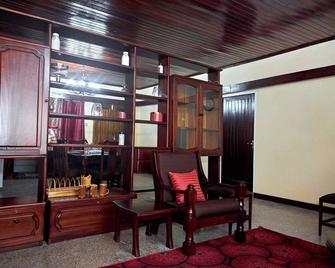 The Ardens, Your Modern Serene Getaway in Big Ada - Ada - Living room