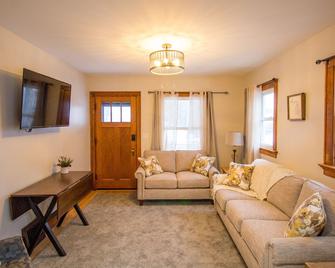 Entire House With A Hot Tub Within A Block To Frankenmuth's Main Street. - Frankenmuth - Living room