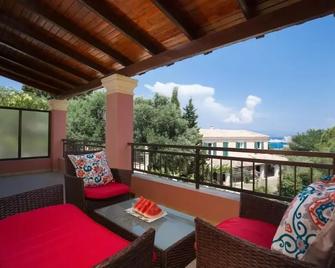 The Four Seasons House City Villa with Pool - Alepoú - Balcony
