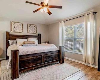 Spacious house in Wesley Chapel/ Sleeps 10/fenced yard - Zephyrhills - Bedroom