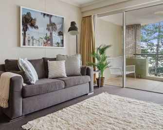 Manly Beachfront Retreat with Harbour Views - Manly - Living room