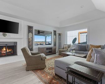 Guadalupe Bluff Farmhouse 3 Bedroom Home by RedAwning - Kerrville - Living room