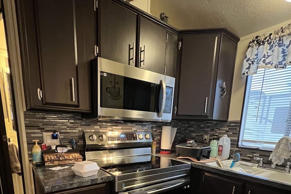 Newly updated park model located in a 5 star resort. - Sun City West - Cuisine