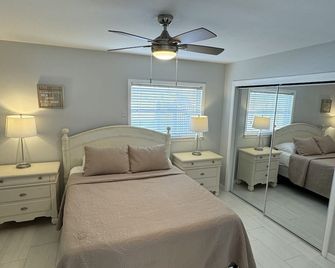Davis Islands Duplex! Overlooking Water! Tranquil and Renovated. - Tampa - Bedroom
