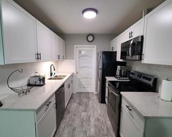 Peaceful Home by the Spings - Warm Mineral Springs - Kitchen