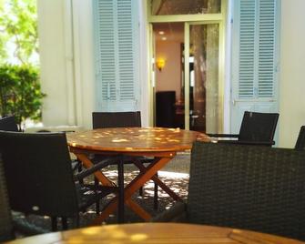 Hotel Alexandre III - Cannes - Patio