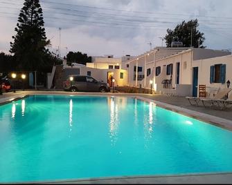 Nikos Rooms - Ornos - Pool