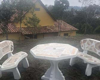 Country Finca in heart of Parque Ecologico Piedras Blancas close to Arvi Metro. - Guarne - Patio