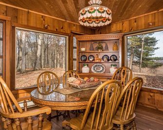 3BR, 1.5BA log cabin - Nashville - Dining room