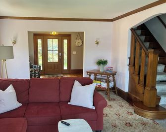 Charming home with stunning lake views! - Watkins Glen - Вітальня