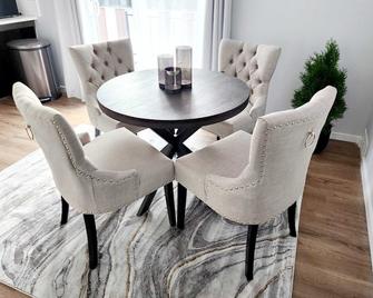 Newly renovated home in the heart of Cochrane close to lake and downtown - Cochrane - Eetruimte
