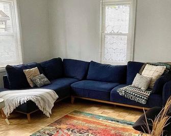 Your cozy home away from home, close to subway and downtown Boston - Boston - Wohnzimmer
