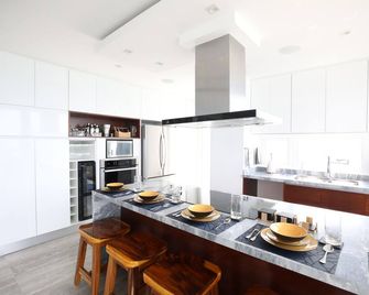 Penthouse Familiar con La Mejor Vista de Manta y Jacuzzi Privado - Manta - Cocina