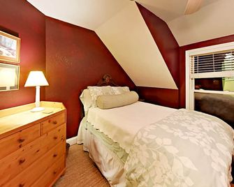 Renovated Barn With Spectacular Mountain Views Between Dupont And Pisgah - Pisgah Forest - Bedroom