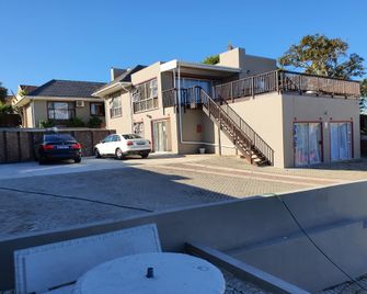 Sunnyridge Lodge - East London - Building