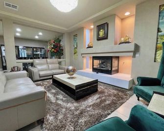 Luxury, Cheerful & Spacious 5 Bedroom Home! Free P - Enterprise - Sala de estar