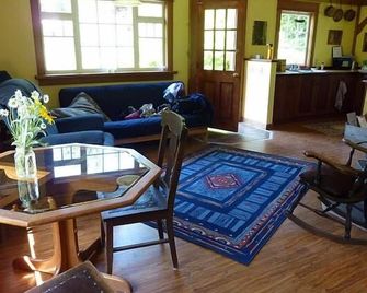Forest Garden Cottage By The Ocean - Powell River - Living room