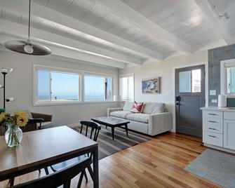 Relax and Enjoy an Oceanfront Getaway at La Paz - Stinson Beach - Dining room