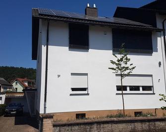 Guest rooms close to the center and the university, quiet forest edge location - Homburg - Building