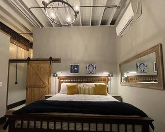 Historic 1 bed 1 bath Luxury apartment 3 - Mountain Home - Спальня