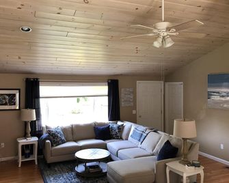 Perfect Renovated Chatham Retreat! Central Ac, Comfortably Sleeps 6! - Chatham - Living room