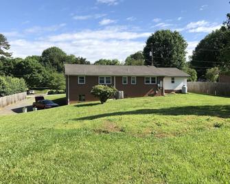 Quiet Suburban House in Winston Salem - Winston-Salem - Building
