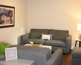 Newly remodeled 3-bedroom house in Austin. Family-friendly with WiFi! - Austin - Wohnzimmer