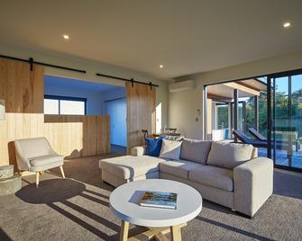 Glenburn Coastal Retreat - Kaikoura - Living room