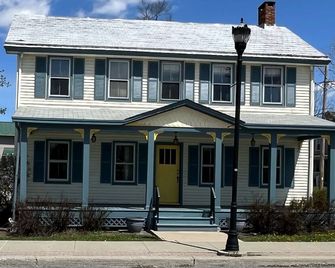 Charming 2-bedroom apartment above a country store in the heart of Gardiner! - Gardiner - Edificio