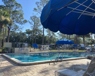 Cozy Vacation Rental, Perfect For Short Term, Snowbirds & Traveling Nurses - Ormond Beach - Piscina