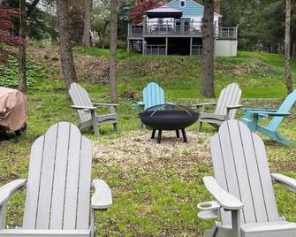 Sugar Creek Place is Your Cozy Private Creekside Getaway! - Franklin - Patio