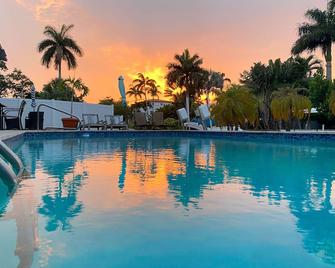 Tarpon Harbor Vacation Rentals - Fort Lauderdale - Pool