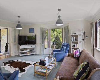 Fantails Roost - Bowentown Holiday Home - Waihi Beach - Living room