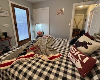 Eat. Sleep. Ski. 'Larsson's Ski Retreat Awaits'! - Bend - Bedroom