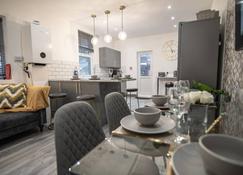 Cheerful 6 Bed with Hot Tub @ The Grey Elegance - Dover - Eetruimte