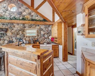 Private and Secluded 3-bedroom cabin - Johnson Creek