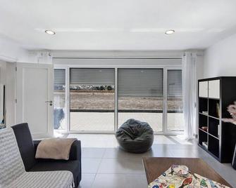 Holiday Home 'Aveiro' with Private Terrace, Private Garden and Wi-Fi - Gafanha da Nazaré - Sala de estar