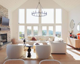 House on the Hill: Modern Retreat with Sauna, Hot Tub + Fire Pit - Callicoon - Living room