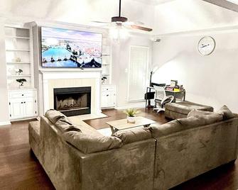 Private Pool Paradise Located In Peaceful & Quiet Neighborhood In Prattville Al - Prattville - Living room