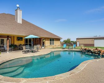 4 Mi to Dtwn: Home w/ Pool in Stephenville! - Stephenville - Pool