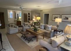 Best Location On Sea Island-Only 2 Blocks To Cloister Hotel & Beach Club - Sea Island - Living room