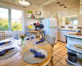 Perfect Beach House! Ocean view, steps to sand, yard! off-season week discount - Ventura - Comedor